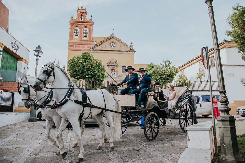 fotografía de boda, fotógrafos de bodas córdoba, bodas Córdoba, novias, Iglesia de San Cayetano, coche de caballos