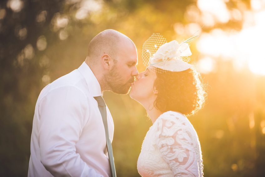 Postboda en Córdoba, sesión de pareja, Postbodas, beso novios