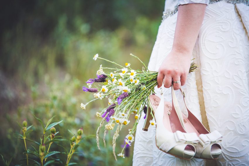 Postboda en Córdoba, sesión de pareja, Postbodas, ramo de flores