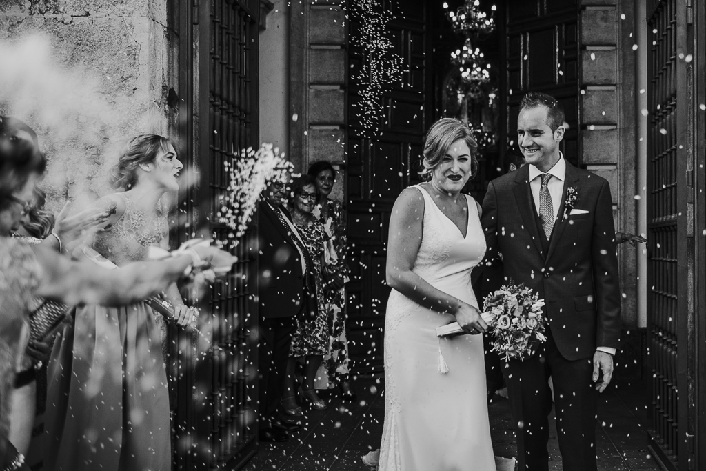 fotografía de boda, fotógrafos de bodas córdoba, bodas Córdoba, novias, Iglesia de San Cayetano, salida novios arroz