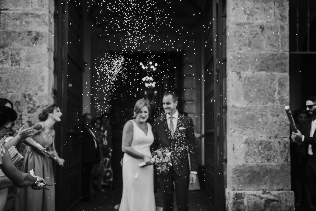 fotografía de boda, fotógrafos de bodas córdoba, bodas Córdoba, novias, Iglesia de San Cayetano, salida novios arroz