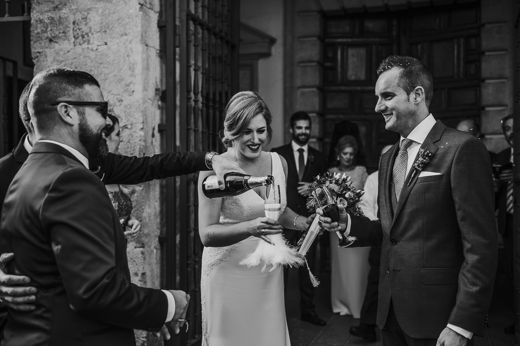 fotografía de boda, fotógrafos de bodas córdoba, bodas Córdoba, novias, Iglesia de San Cayetano, salida novios arroz