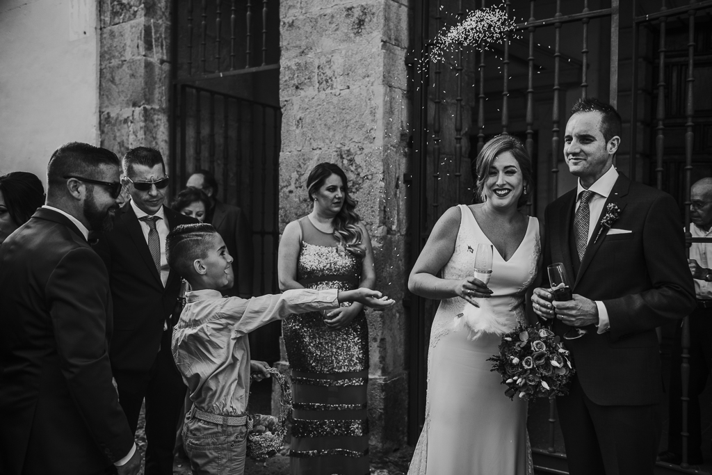 fotografía de boda, fotógrafos de bodas córdoba, bodas Córdoba, novias, Iglesia de San Cayetano, salida novios arroz