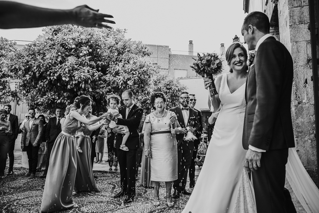 fotografía de boda, fotógrafos de bodas córdoba, bodas Córdoba, novias, Iglesia de San Cayetano, salida novios arroz