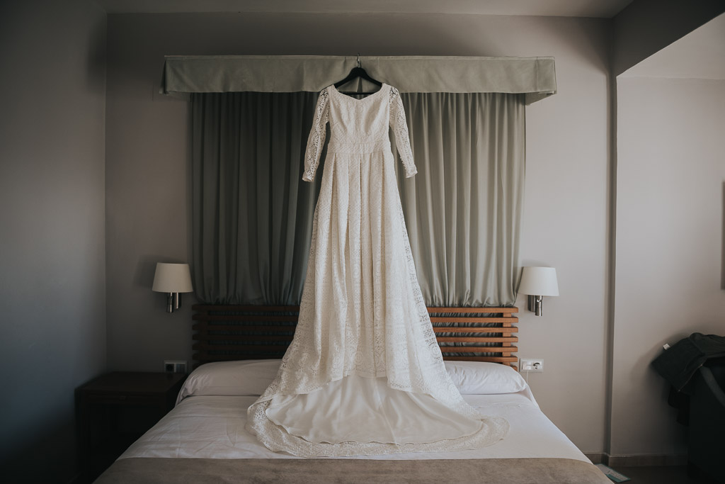 vestido de novia, preparativos novia, Parador de la Arruzafa, Parador de Córdoba, Bodas en Córdoba, Fotógrafos de Córdoba, fotografía de boda, Bodas en el parador de la arruzafa 