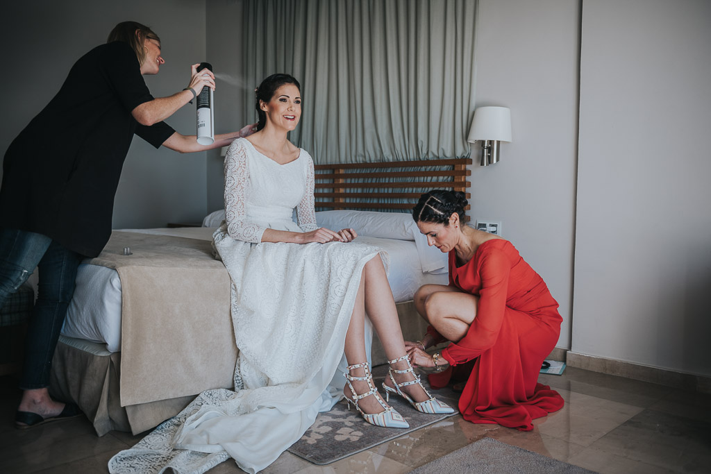 Carpe fotografía, preparativos novia, Parador de la Arruzafa, Parador de Córdoba, Bodas en Córdoba, Fotógrafos de Córdoba, fotografía de boda, Bodas en el parador de la arruzafa, novias con encanto, vestido encaje, peluquera novia