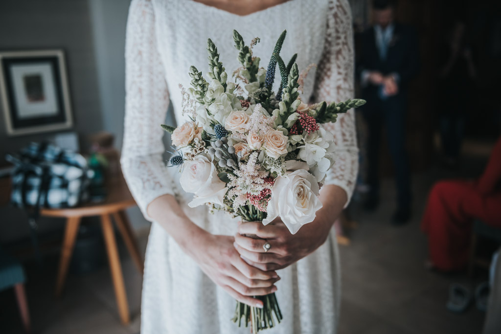 Carpe fotografía, preparativos novia, Parador de la Arruzafa, Parador de Córdoba, Bodas en Córdoba, Fotógrafos de Córdoba, fotografía de boda, Bodas en el parador de la arruzafa, novias con encanto, ramo de novia, vestido de encaje novia