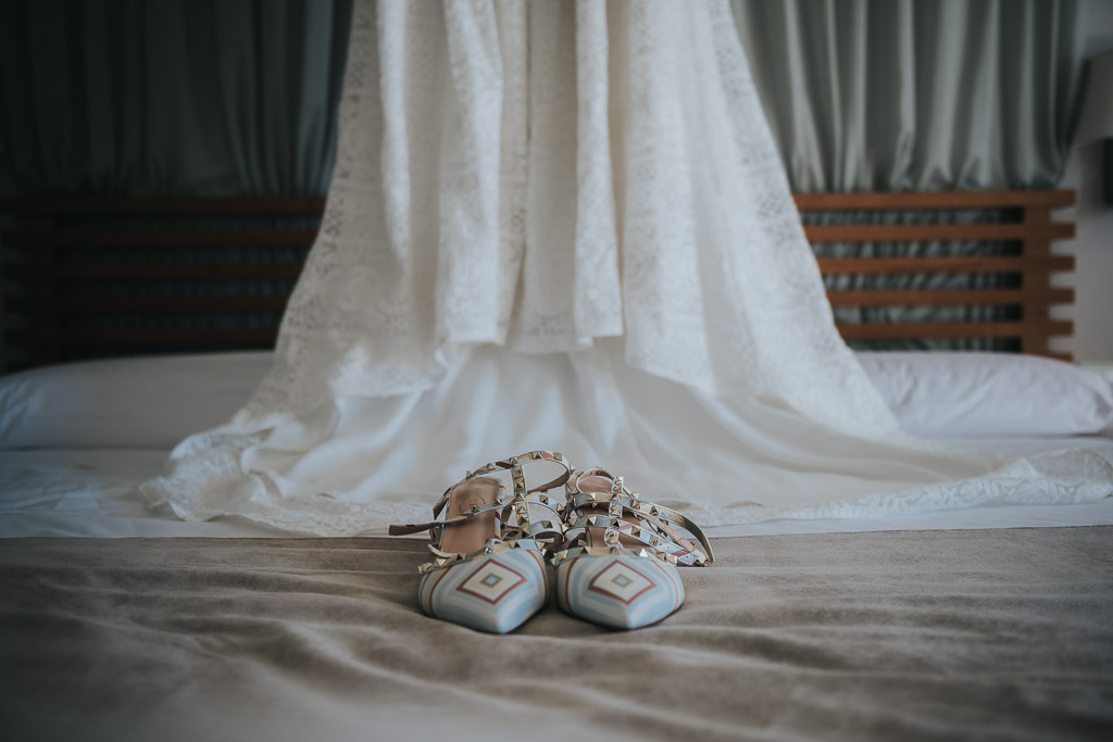 vestido de novia, preparativos novia, Parador de la Arruzafa, Parador de Córdoba, Bodas en Córdoba, Fotógrafos de Córdoba, fotografía de boda, Bodas en el parador de la arruzafa, zapatos novia