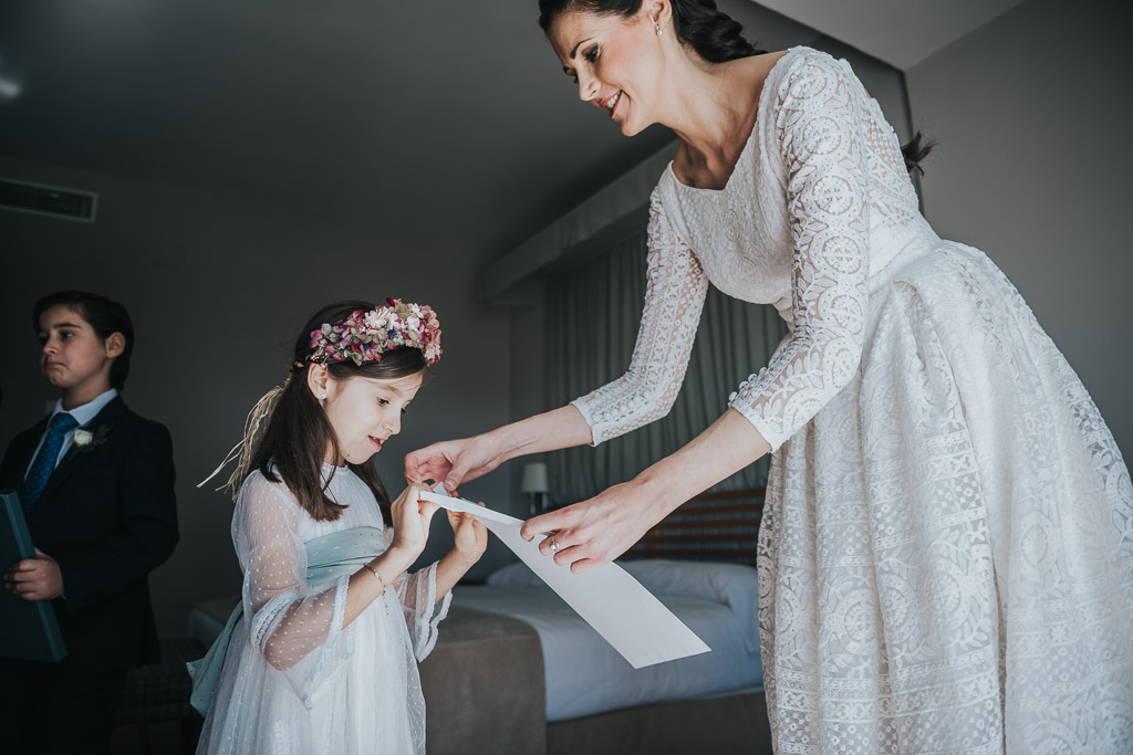 Carpe fotografía, preparativos novia, Parador de la Arruzafa, Parador de Córdoba, Bodas en Córdoba, Fotógrafos de Córdoba, fotografía de boda, Bodas en el parador de la arruzafa, novias con encanto, vestido encaje