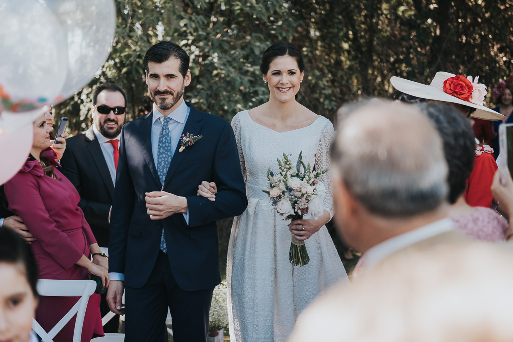 Carpe fotografía, ceremonia civil, Parador de la Arruzafa, Parador de Córdoba, Bodas en Córdoba, Fotógrafos de Córdoba, fotografía de boda, Bodas en el parador de la arruzafa, Boda civil córdoba, entrada novia, sonrisa novia