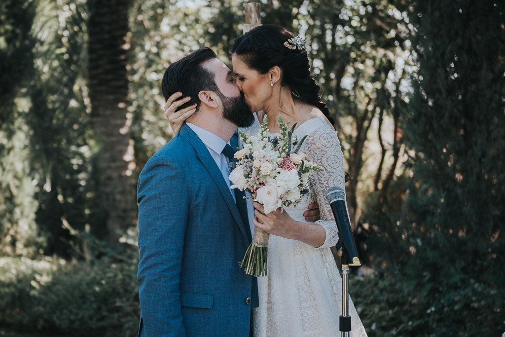 Carpe fotografía, ceremonia civil, Parador de la Arruzafa, Parador de Córdoba, Bodas en Córdoba, Fotógrafos de Córdoba, fotografía de boda, Bodas en el parador de la arruzafa, Boda civil córdoba, beso novios