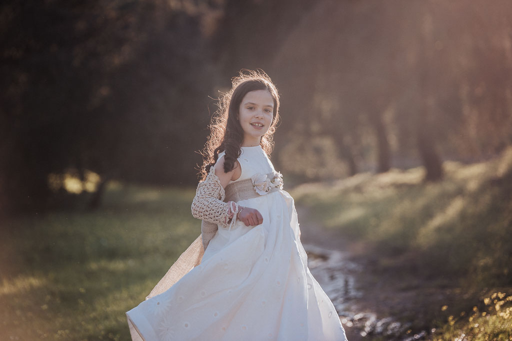 niña de comunión feliz