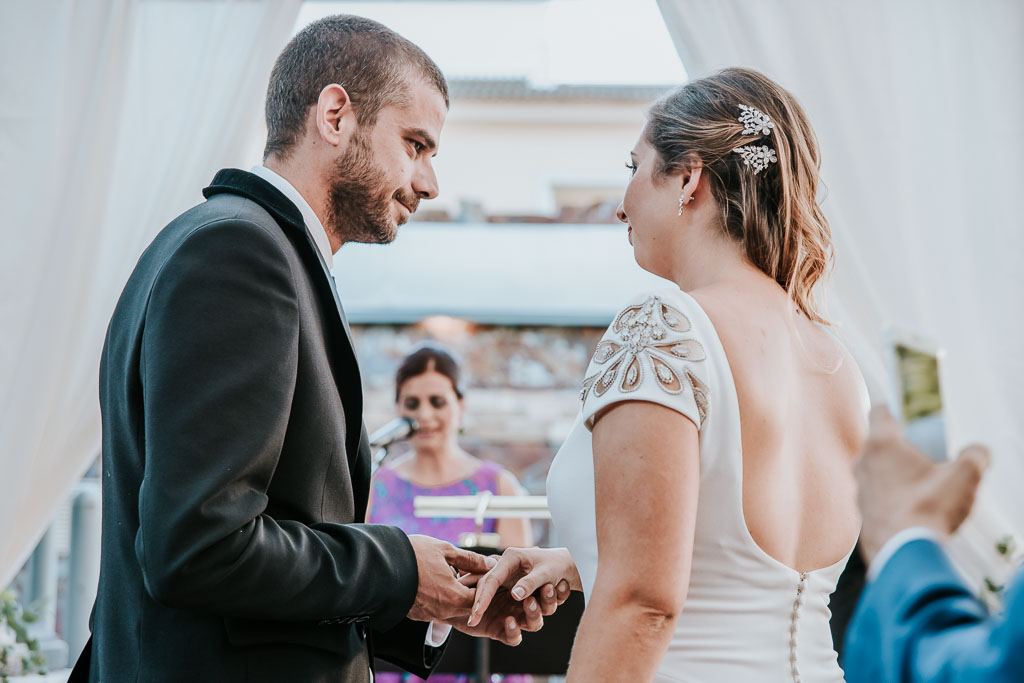 novios con anillos