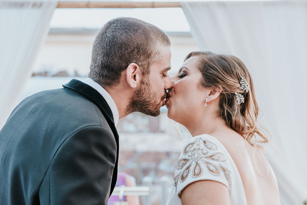 beso recién casados